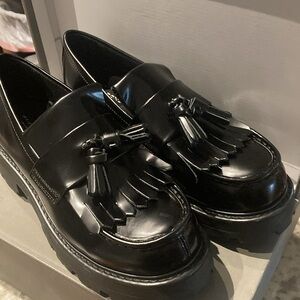 New, Black Vagabond Cosmo lug sole tassel loafer - Sz 39. Box & tissue. Worn x1